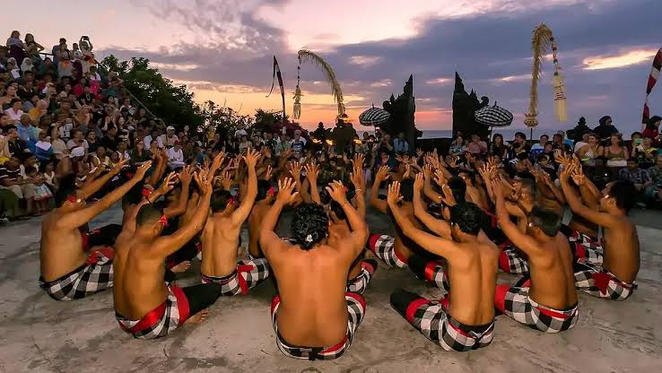 Budaya Bali dengan pakaian adat, pura, tarian tradisional, dan kehidupan masyarakat Bali
