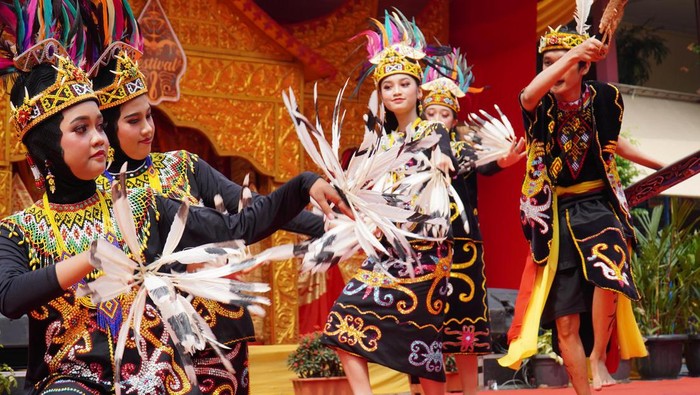 Contoh perubahan sosial budaya di Indonesia melalui pelestarian seni dan pertunjukan tradisional